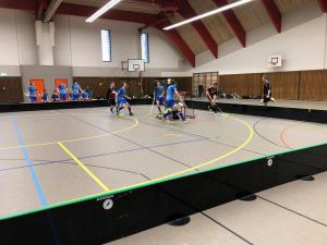  Floorballer in Aktion (Rheinstrandhalle)